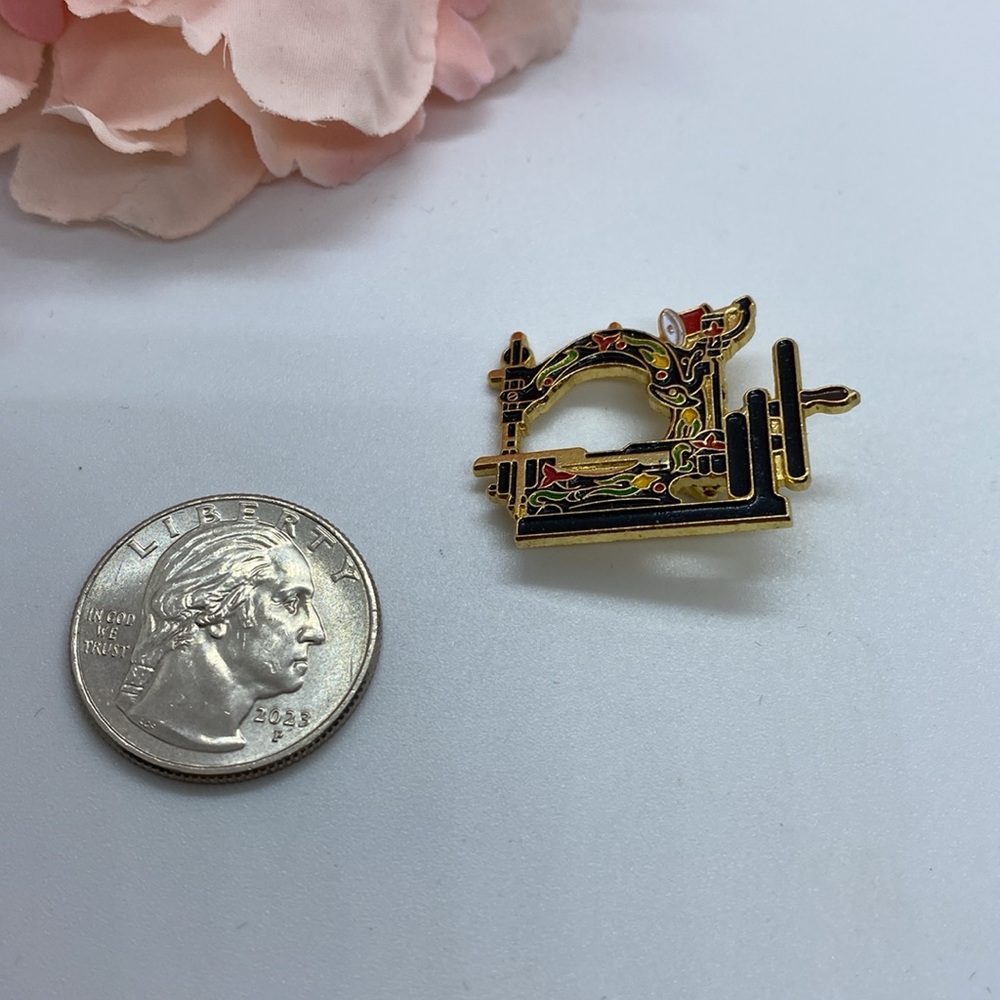 Vintage Clotilde Wilcox Black Sewing Machine Brooch Pin - Picture 6 of 6
